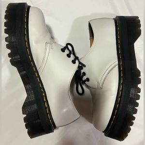 DR. MARTENS AIR WAIR WHITE POLISHED SMOOTH LEATHER PLATFORM SHOES. Size M 8, W 9